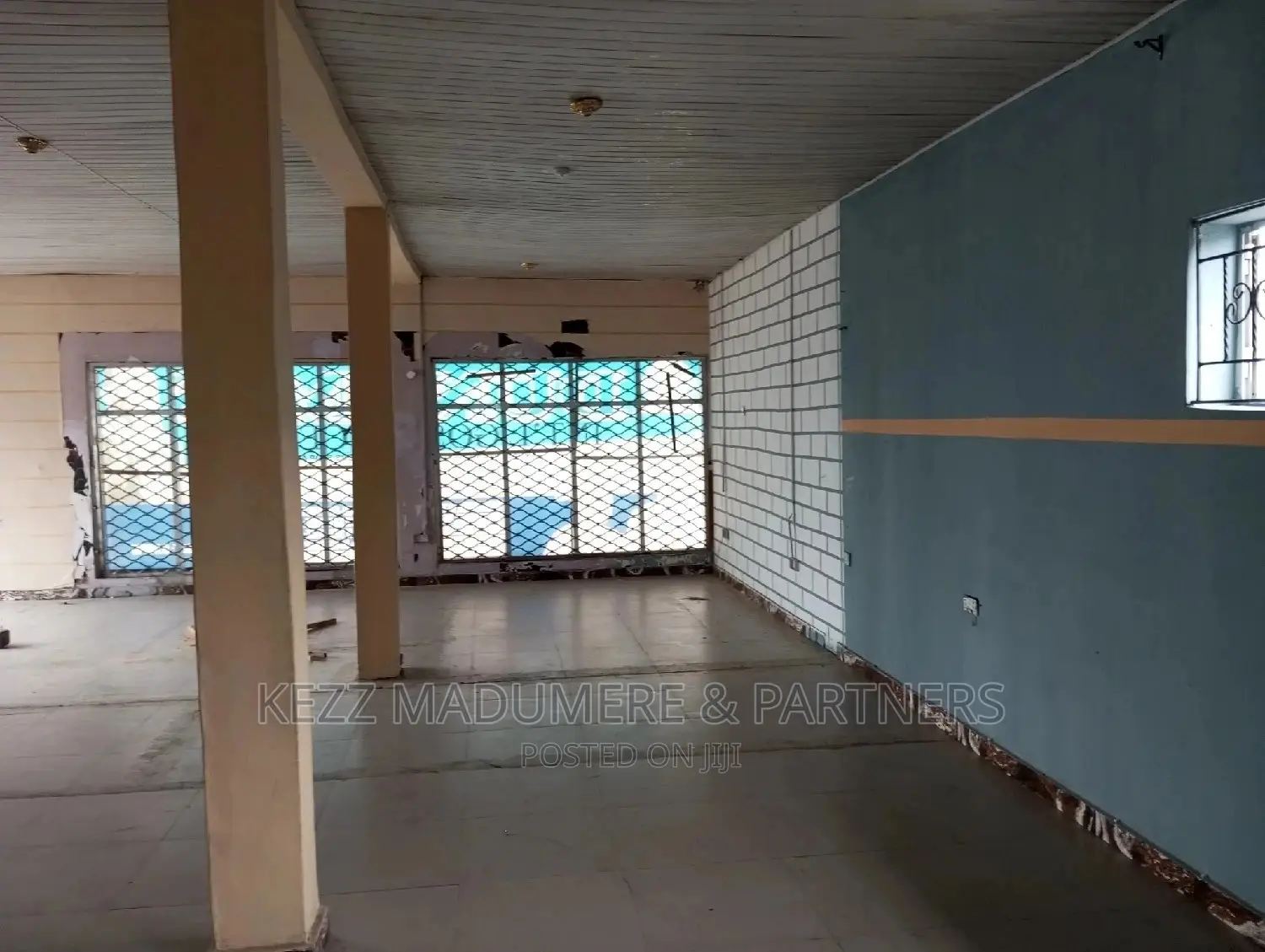 To Let : A Upstairs Sizeable Hall With Toilet