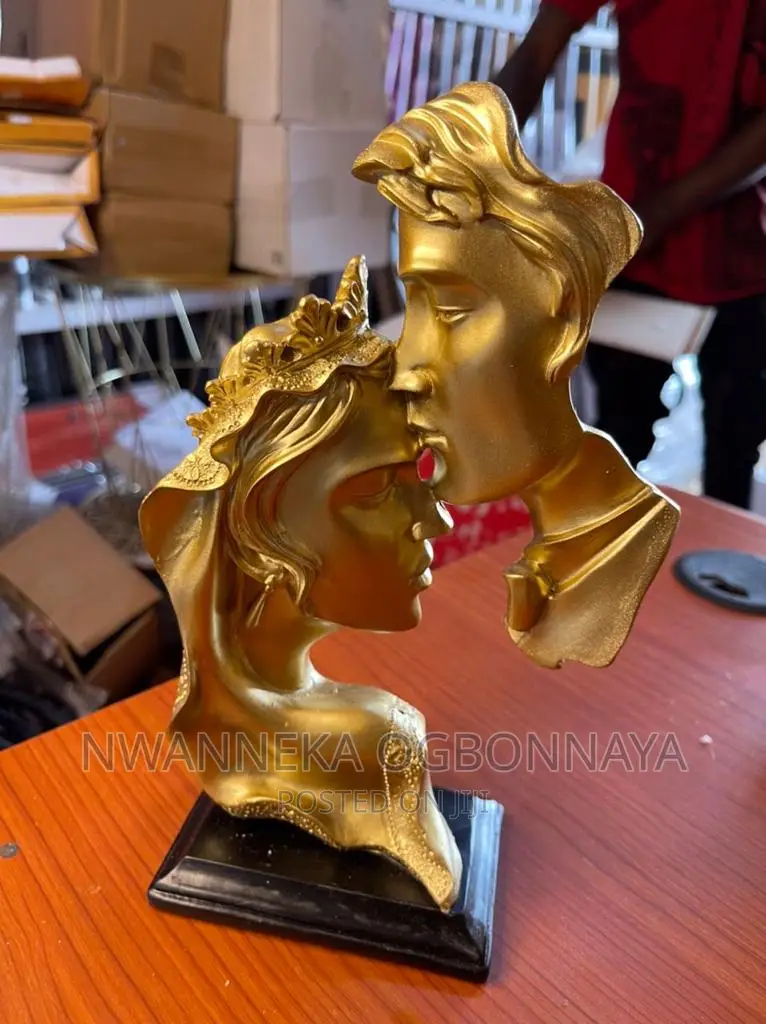 Decorative Fingurine Statues