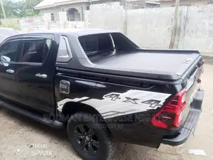 Hilux Boot Cover Rolling With Spoiler *