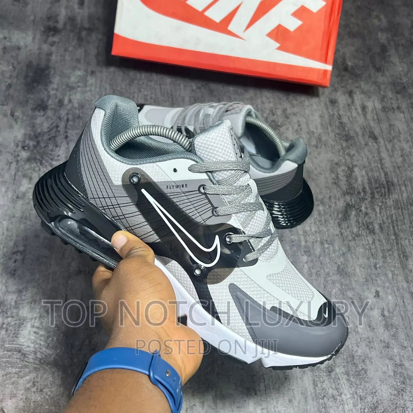Original *Nike Air Max 270 Runner Tech*