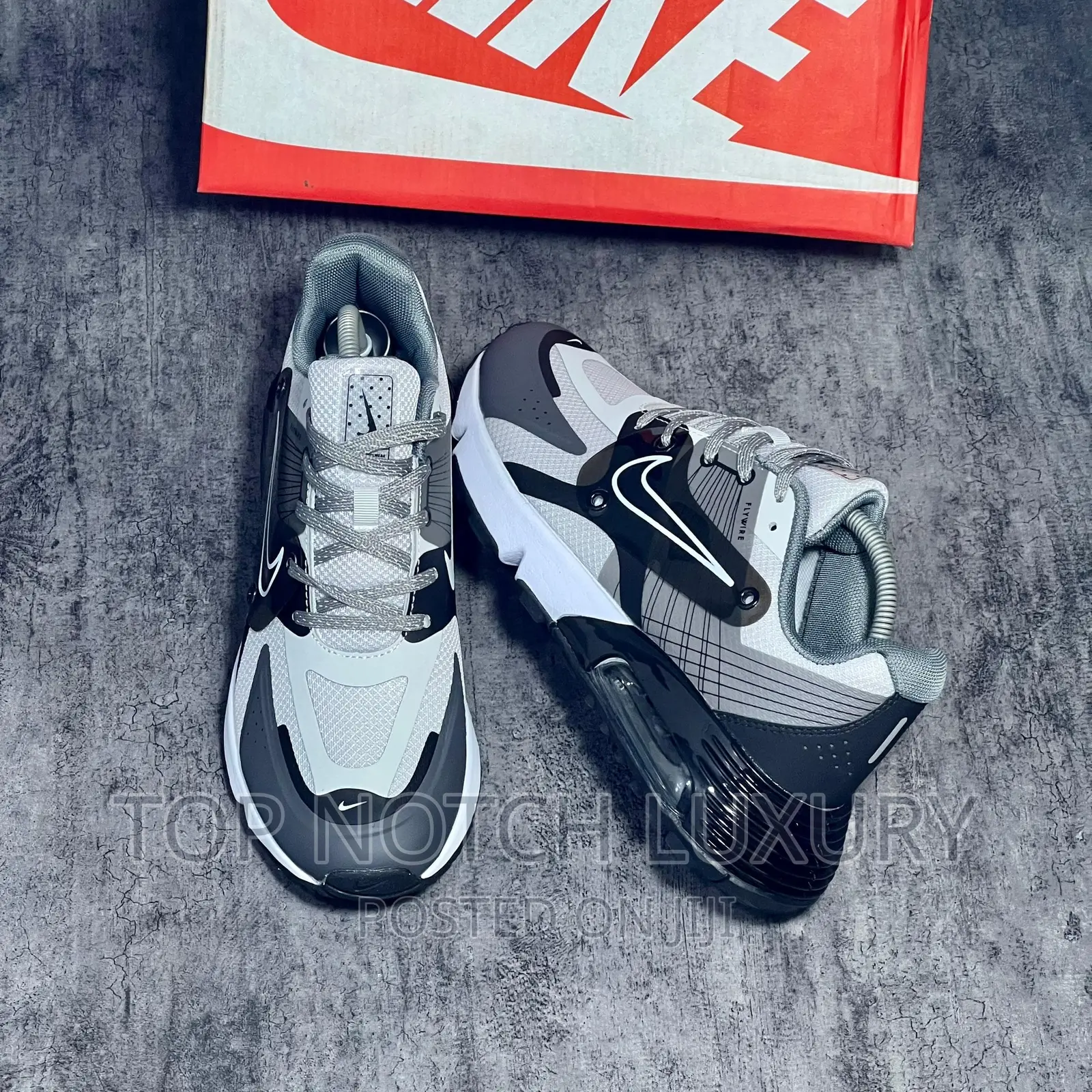 Original *Nike Air Max 270 Runner Tech*