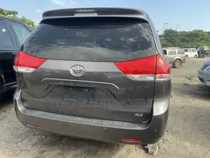 Toyota Sienna XLE 8-Passenger 4dr Minivan (3.5L 6cyl 6A) 2014 Gray