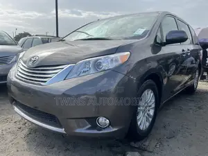 Toyota Sienna XLE 8-Passenger 4dr Minivan (3.5L 6cyl 6A) 2014 Gray