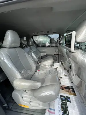 Toyota Sienna XLE 8-Passenger 4dr Minivan (3.5L 6cyl 6A) 2014 Gray