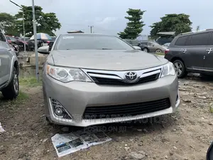 Toyota Camry XLE 4dr Sedan w/Prod. End 11/13 (3.5L 6cyl 6A) 2014 Gold