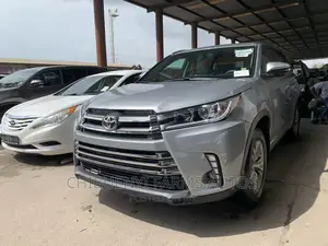 Toyota Highlander XLE 4x2 V6 (3.5L 6cyl 8A) 2017 Gray