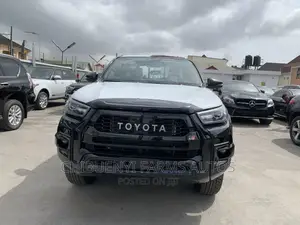 New Toyota Hilux 2023 Black