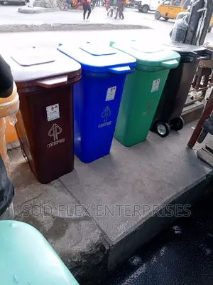 Photo - 240L 100% Rubber Geepee Dust Bin