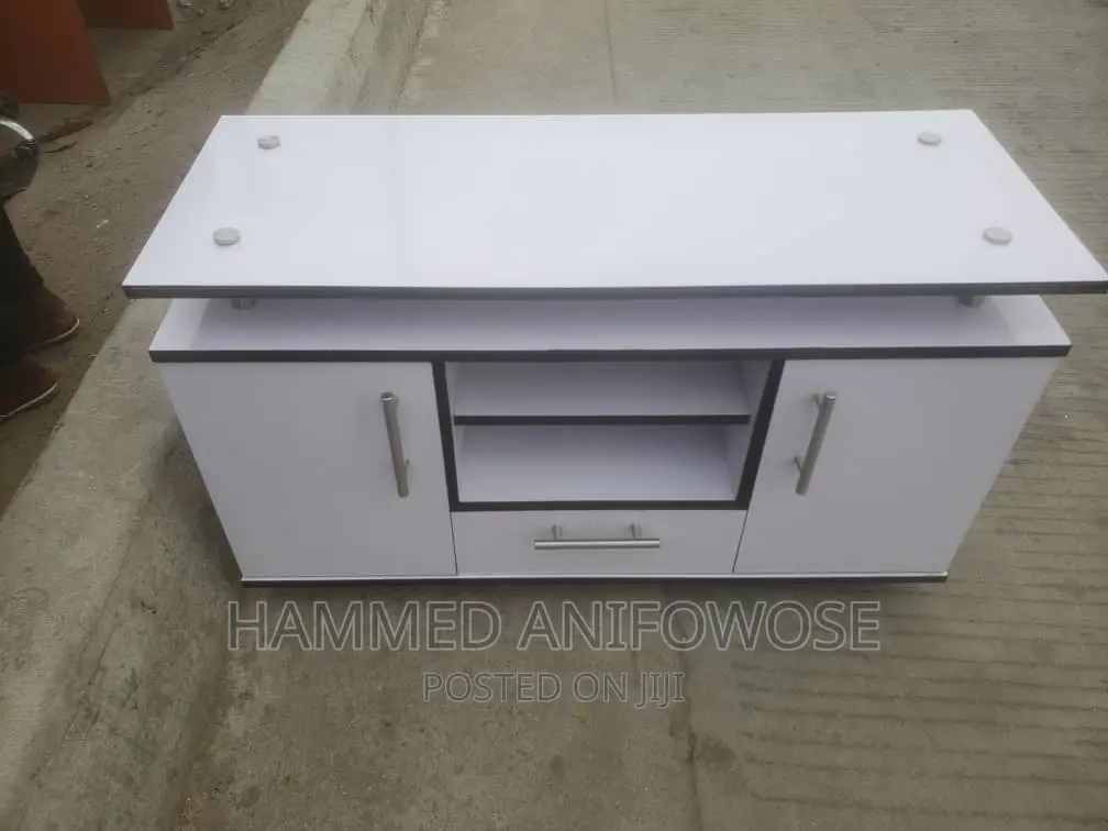 Plasmas/ Tv/ Stand 3feet