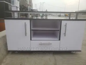 Plasmas/ Tv/ Stand 3feet
