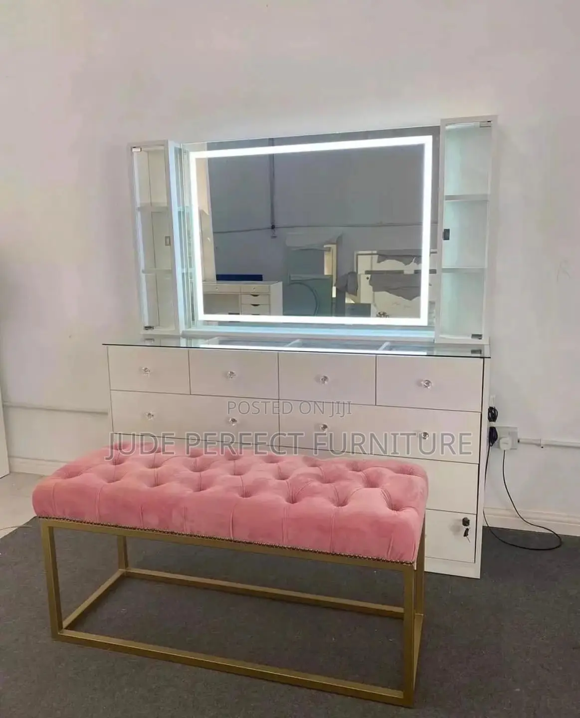 Quality Dressing Mirror With Light
