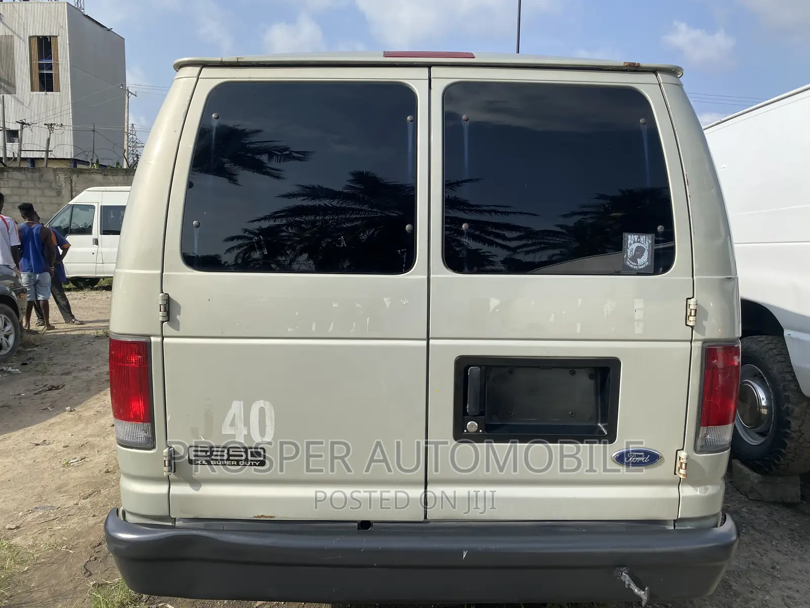 Ford E-350 2006 Gold