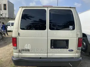 Ford E-350 2006 Gold