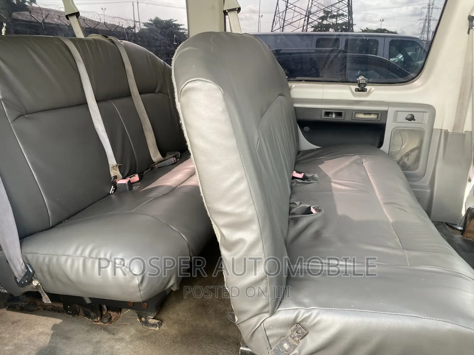 Ford E-350 2006 Gold