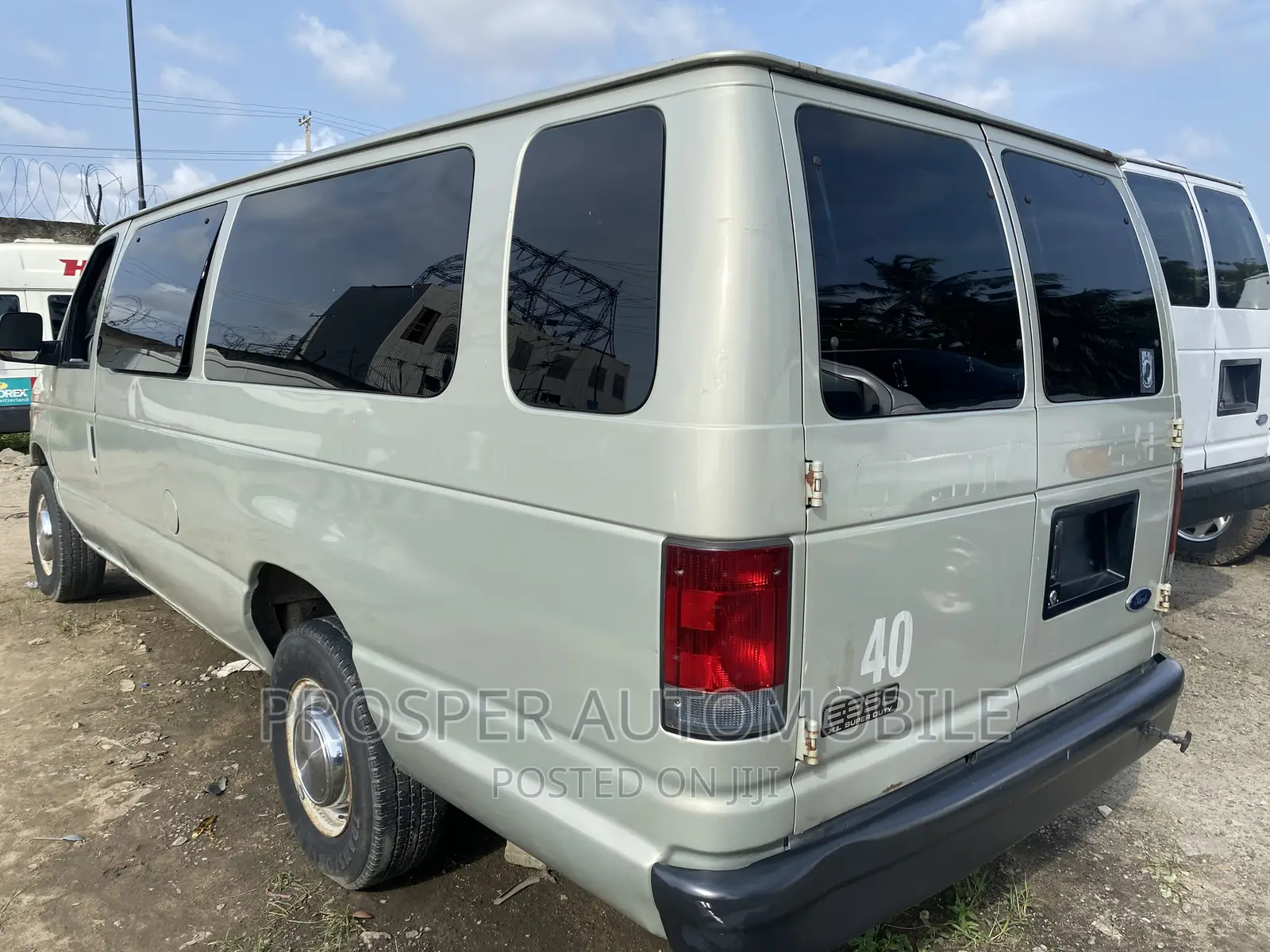 Ford E-350 2006 Gold