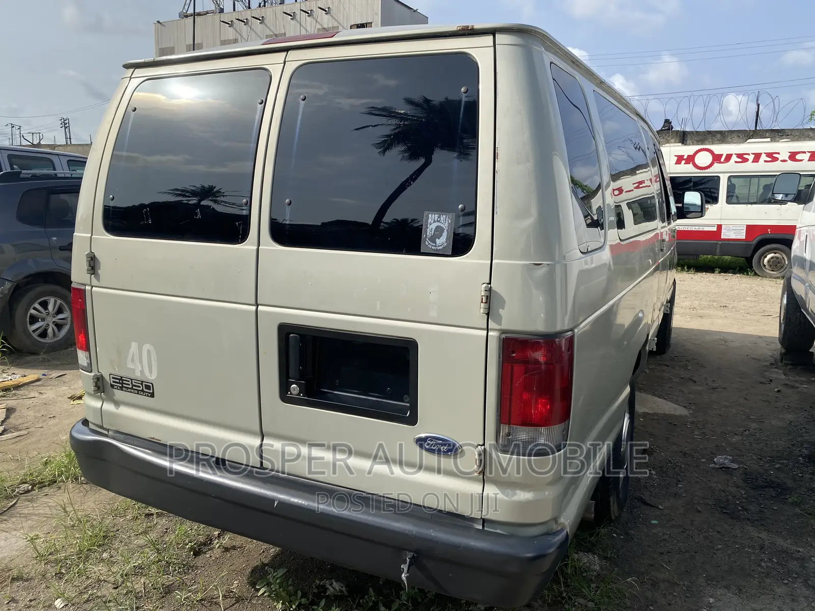 Ford E-350 2006 Gold