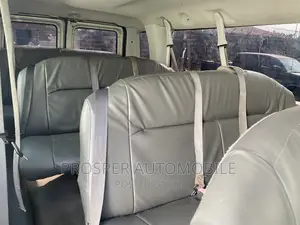 Ford E-350 2006 Gold