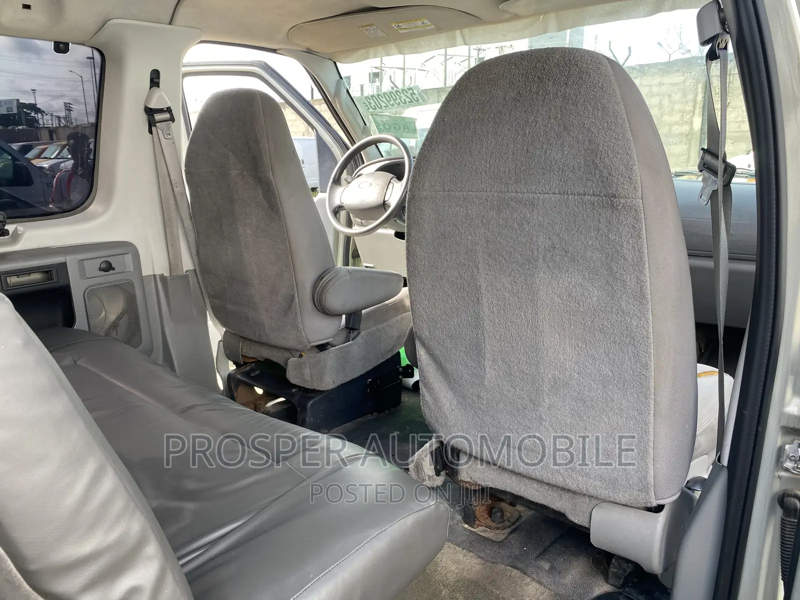 Ford E-350 2006 Gold