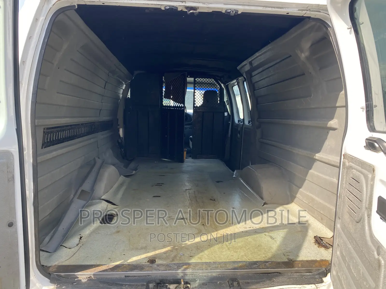Ford E350 2006 Yellow