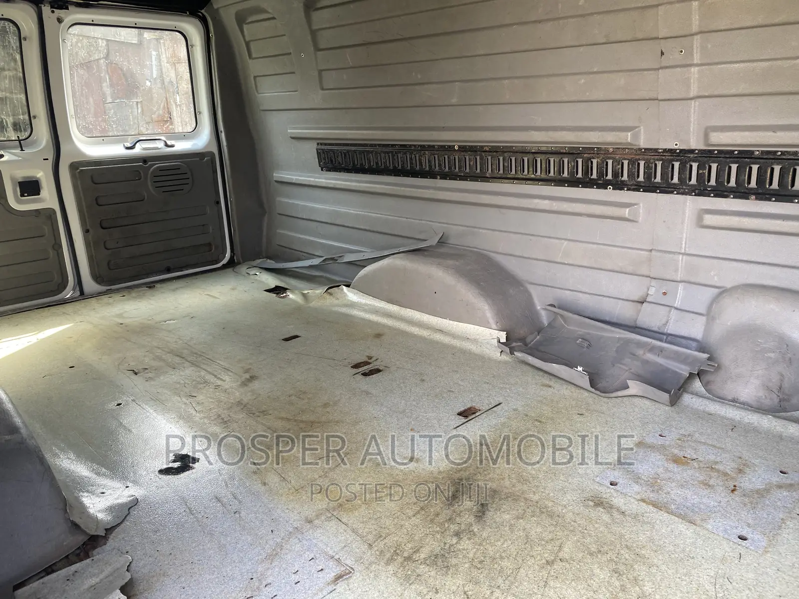 Ford E350 2006 Yellow