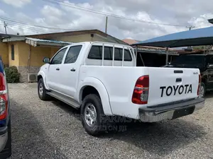 Toyota Hilux SR5 4x4 2015 White
