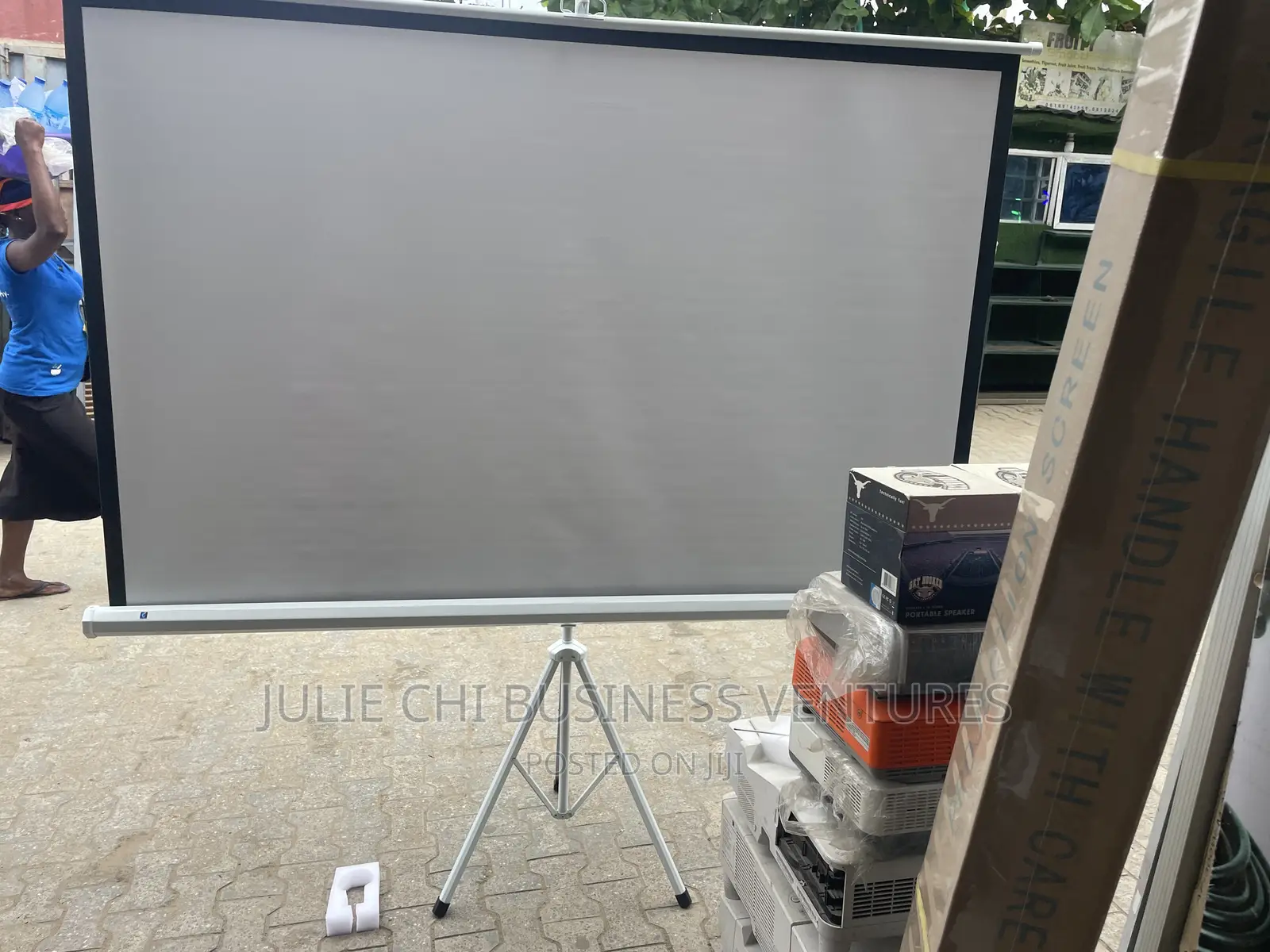 Quality Tripod Projector Screen