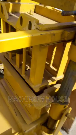 Concrete Block Molding Machine