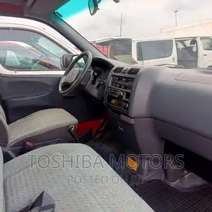 Toyota HiAce 2005 Red