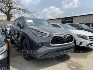 Toyota Highlander XSE 2022 Gray