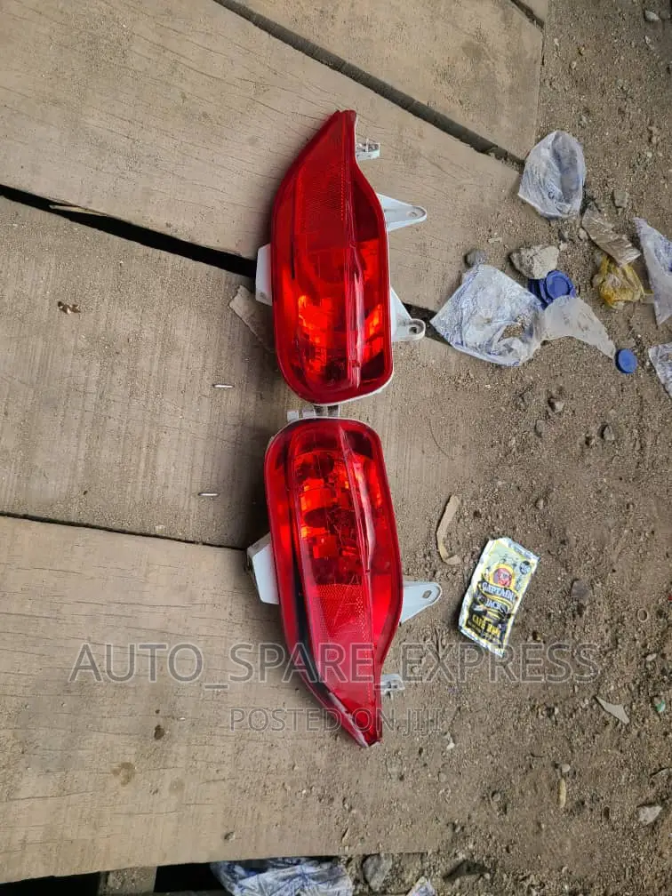 Avensis 2012 Bumper Lights