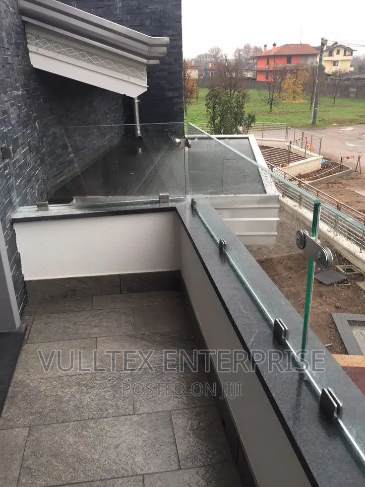 Dwarfed Balcony Glass Rail