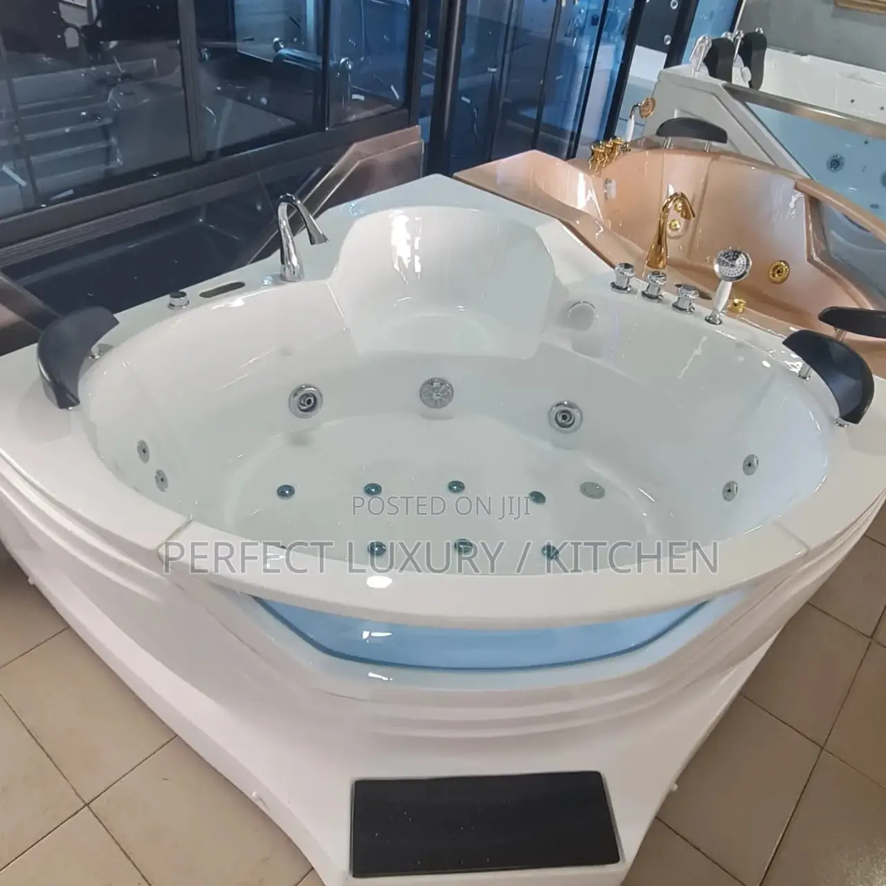 Executive White Round Jacuzzi
