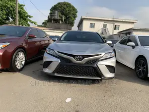 Toyota Camry 2018 Silver