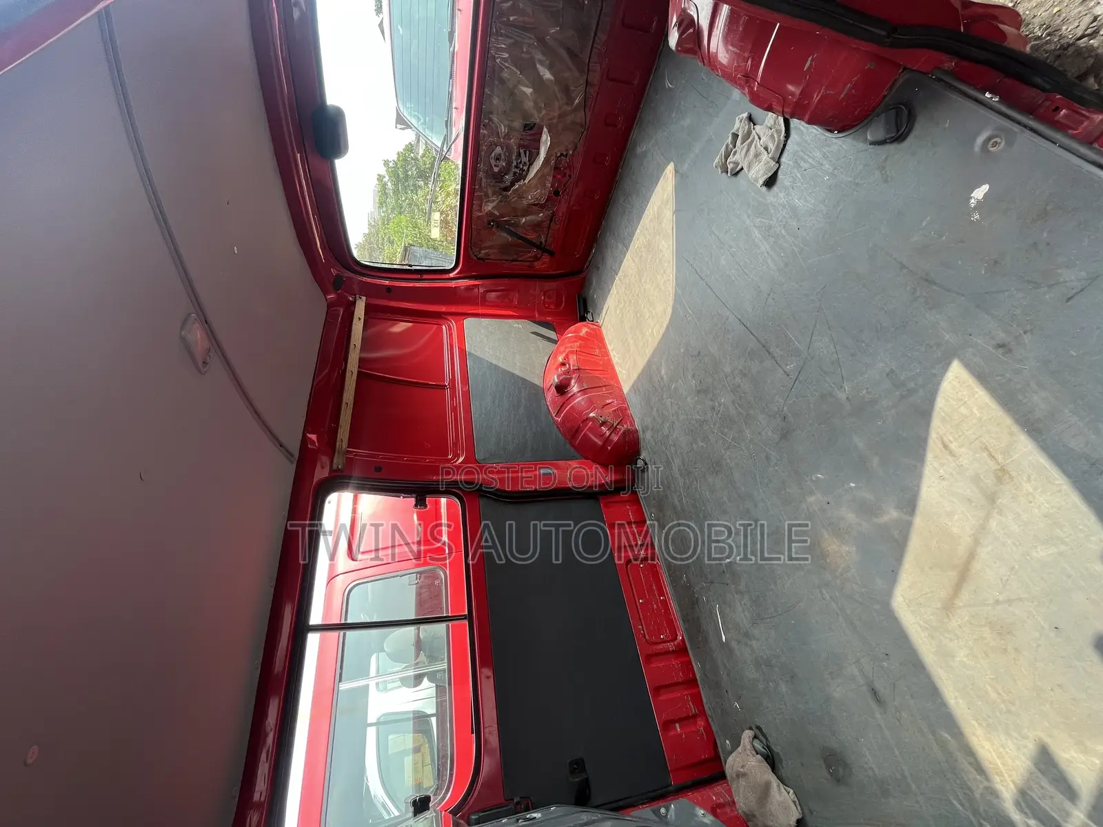 Toyota HiAce 2005 Red