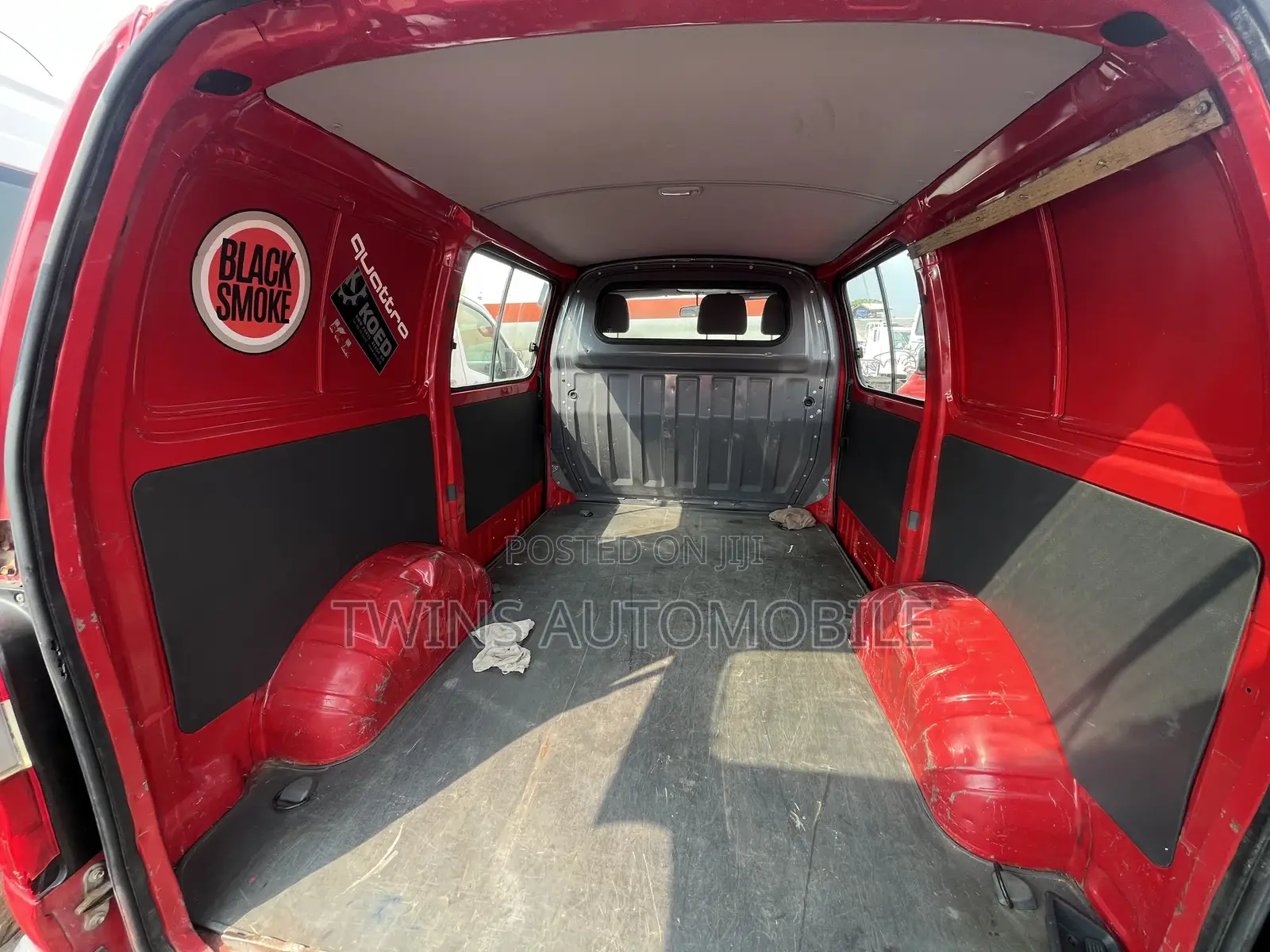 Toyota HiAce 2005 Red