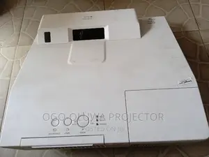 Ultimate Ultra Short Hitachi Projector