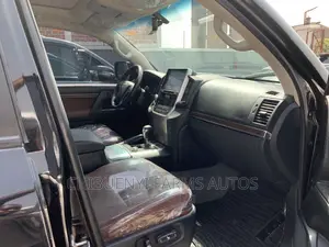 Toyota Land Cruiser 5.7 V8 VXR 2018 Black