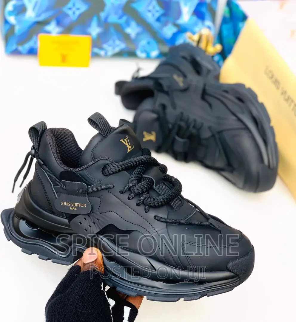 Tm: Louis Vuitton Sneakers