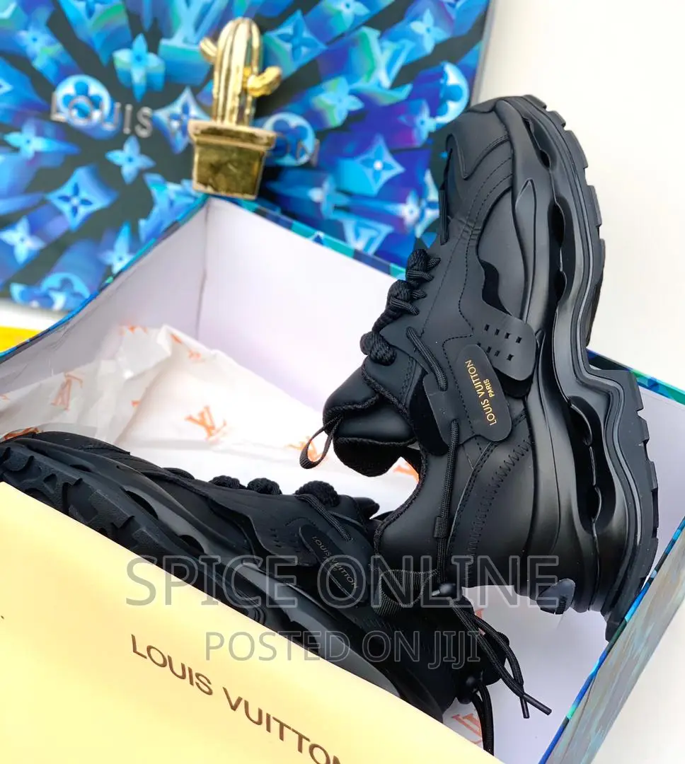 Tm: Louis Vuitton Sneakers
