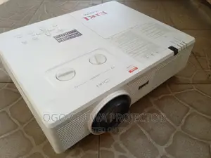 Large Classrooms and Boardrooms 5600 Lumens Projector