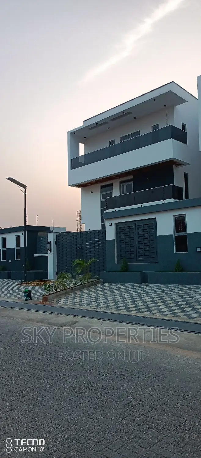 5bdrm Duplex in Lekki Fhase1 for rent