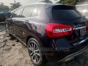Mercedes-Benz GLA 250 2015 Purple