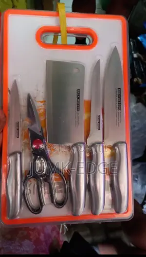 Set of Knives With Chopping Board
