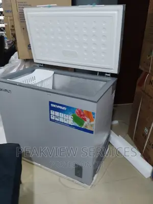 The Skyrun Chest Freezer 200L +Key Lock