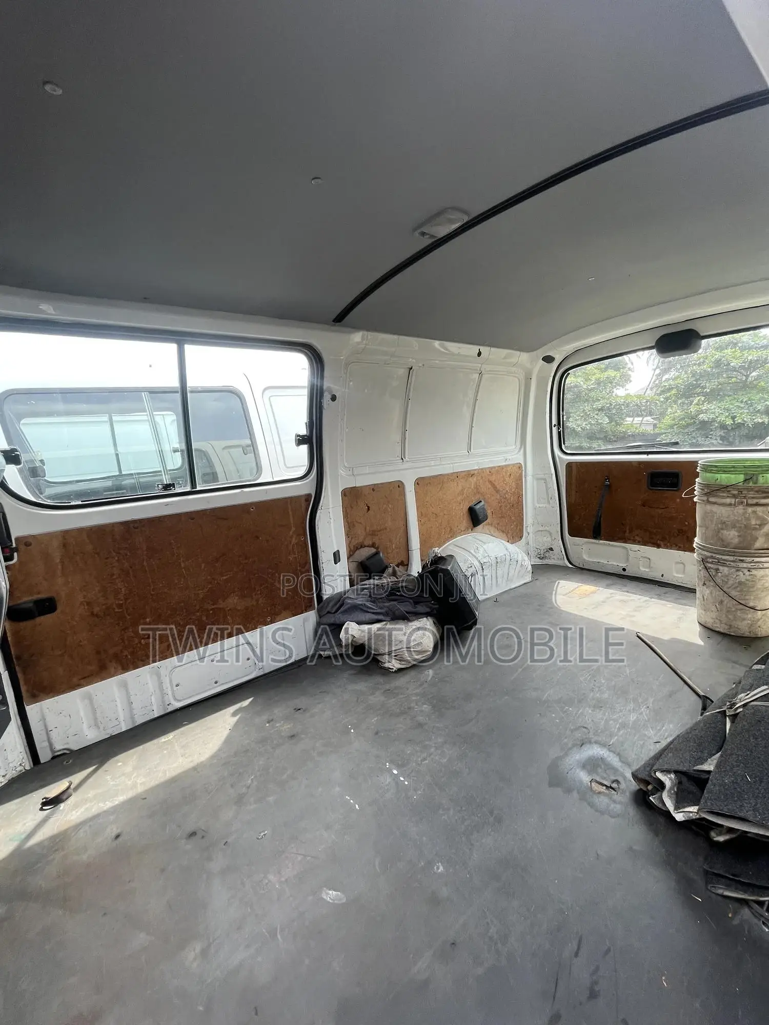 Toyota HiAce 2005 White