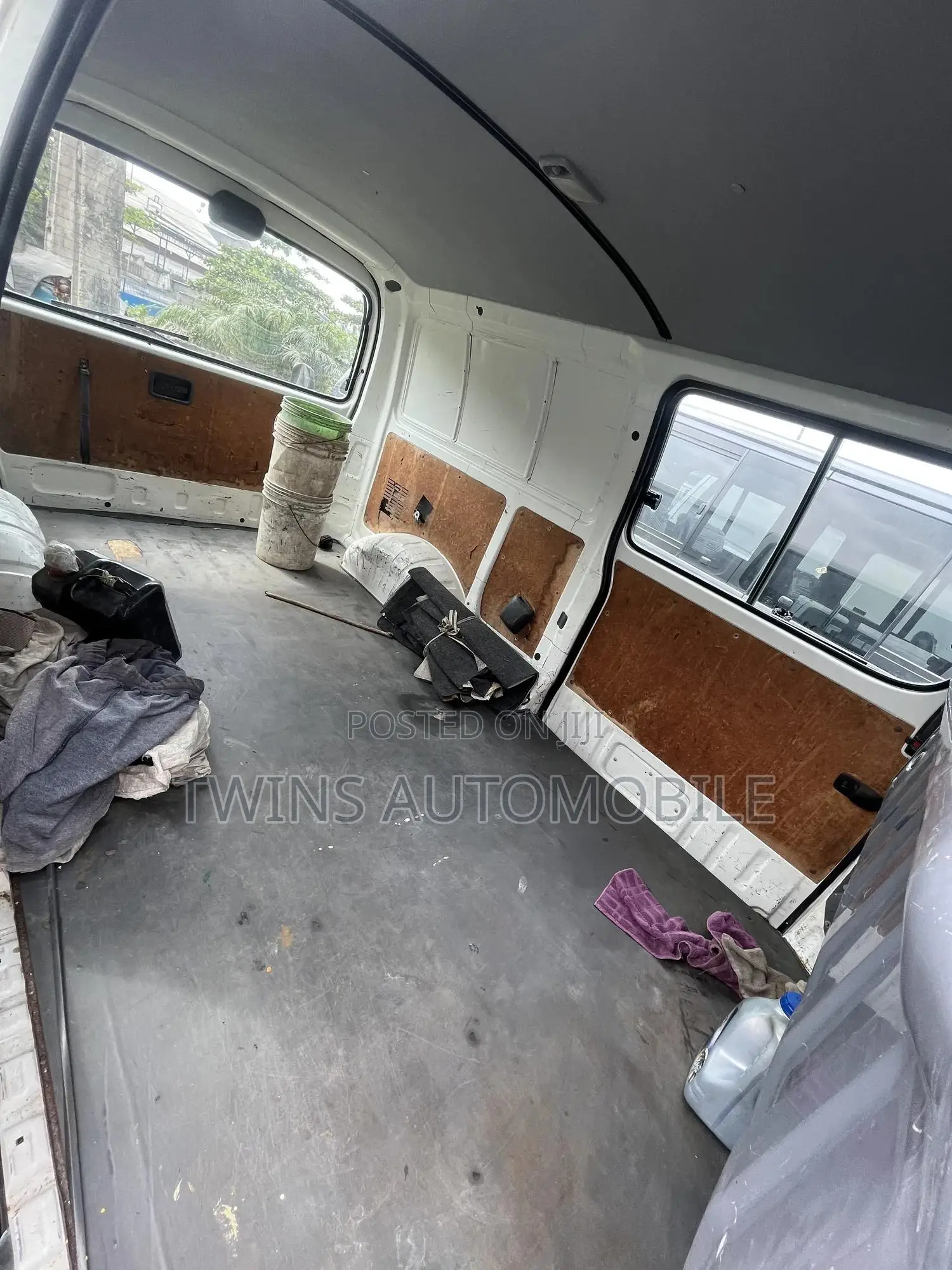 Toyota HiAce 2005 White