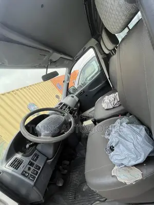 Toyota HiAce 2005 White