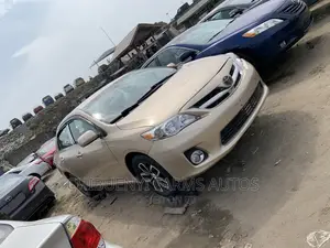 Toyota Corolla 2012 Gold