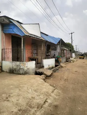 3bdrm Block of Flats in Governor Road Ikotun, Iseri Olofin for sale