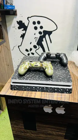 Play Station 4 Slim